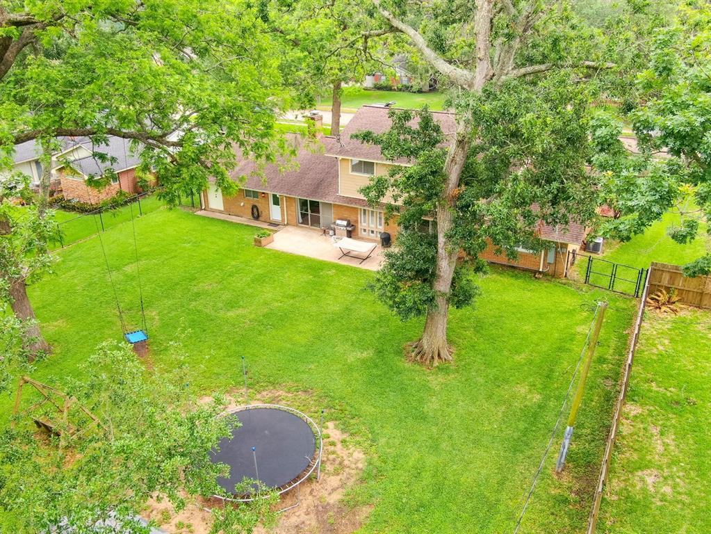 111 Redbud Street, Lake Jackson, TX 77566