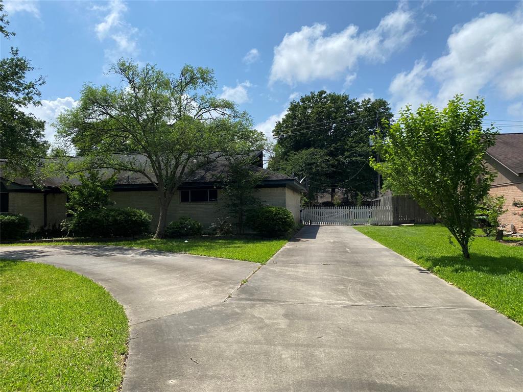 209 Roseland Drive, Baytown, TX 77520