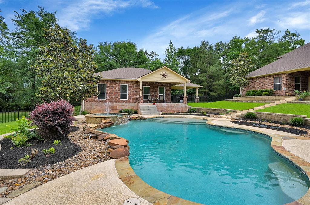 8995 Forest Lake Drive, Montgomery TX 77316