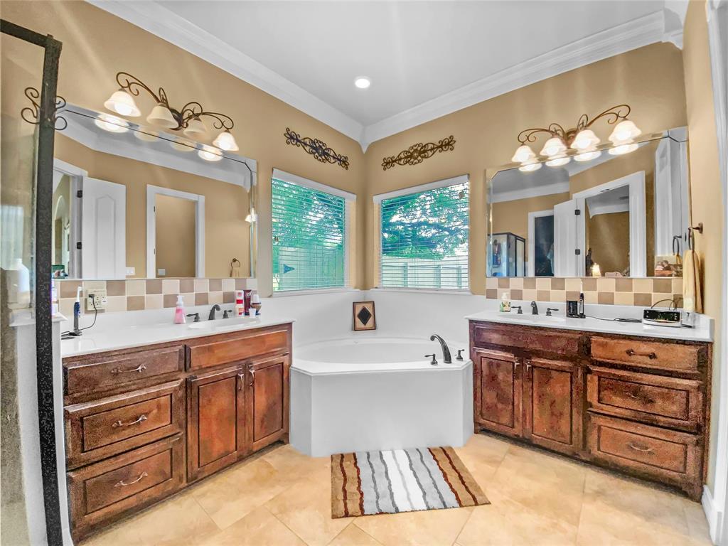 1117 Oak Park Drive, Angleton, TX 77515