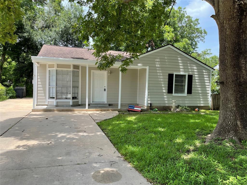 729 Lorraine Street, Angleton, TX 77515