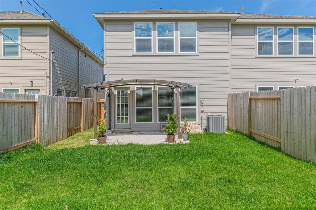 523 N 6th Street, La Porte, TX 77571