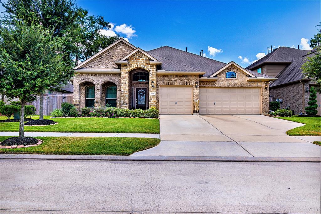 Luxury Homes Near Summerwood and Lakeshore Houston
