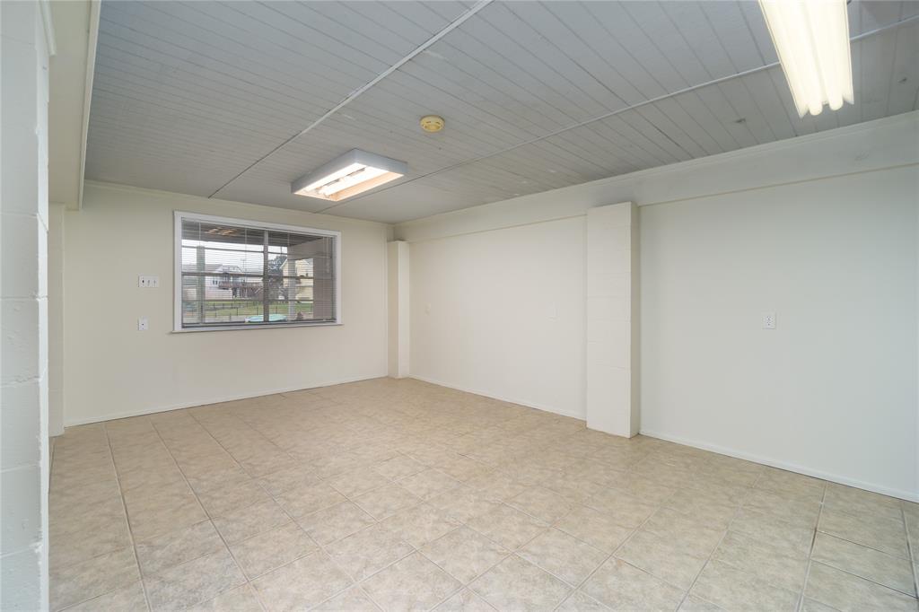 13 N Skimmer Street, Omega Bay TX 77568