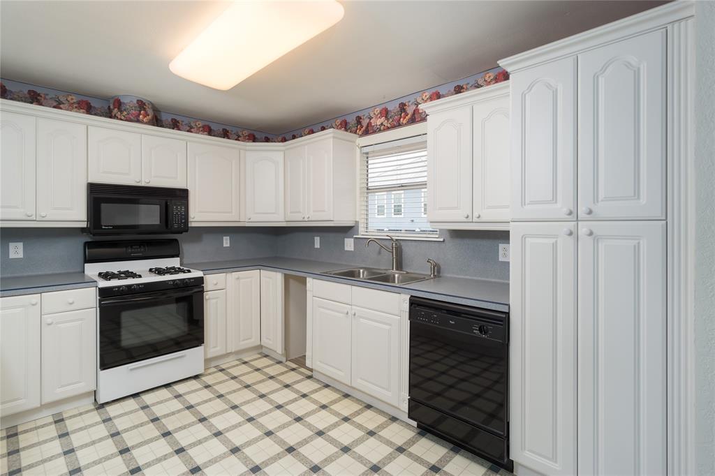 13 N Skimmer Street, Omega Bay TX 77568