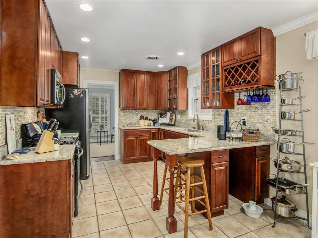 4 E Dansby Drive, Galveston, TX 77551