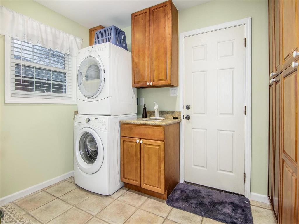 4 E Dansby Drive, Galveston, TX 77551