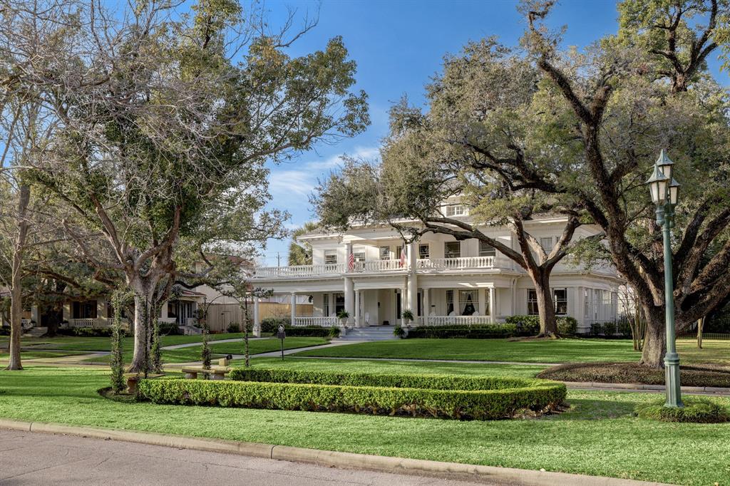 16 Courtlandt Place, Houston TX 77006