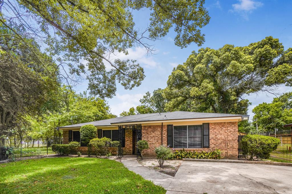 6103 Wipprecht St, Houston, TX 77026