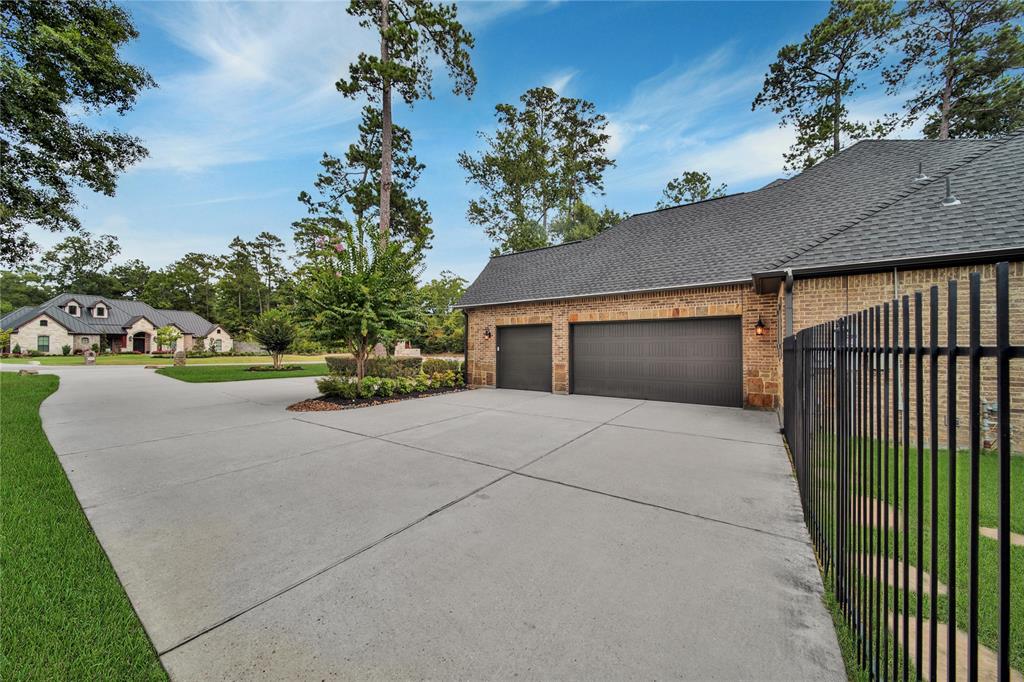 1023 Autumnwood Drive, Magnolia, TX 77354