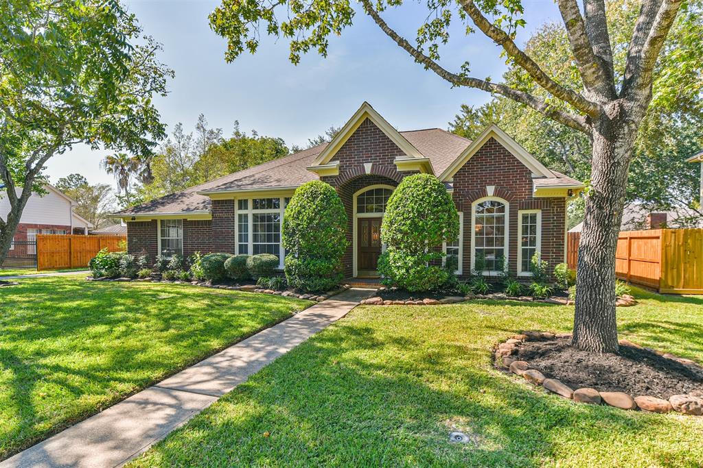 Homes for Sale in Friendswood TX with 3 Car Garage