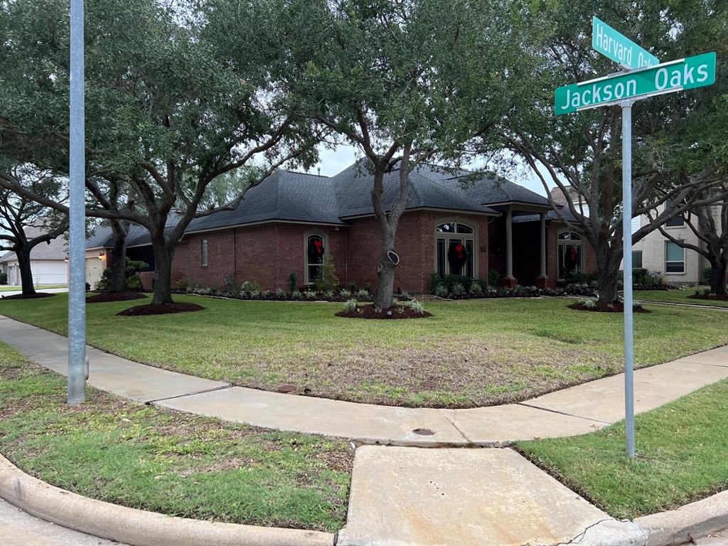 110 Harvard Oaks Drive, Lake Jackson, TX 77566