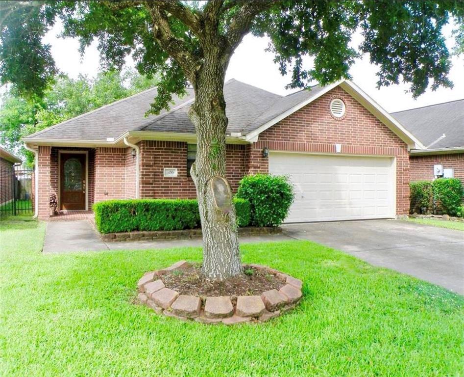 Sold 306 Live Oak Lane, Friendswood, TX 77546 2 Beds / 2 Full Baths