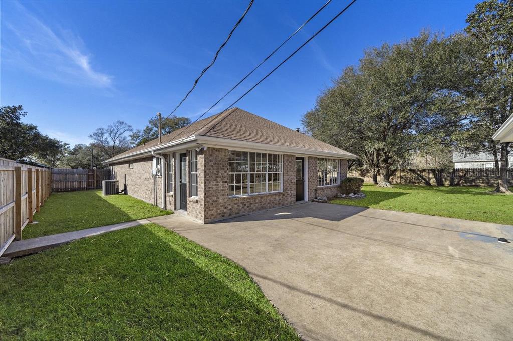 609 Sharondoah Drive, Highlands, TX 77562
