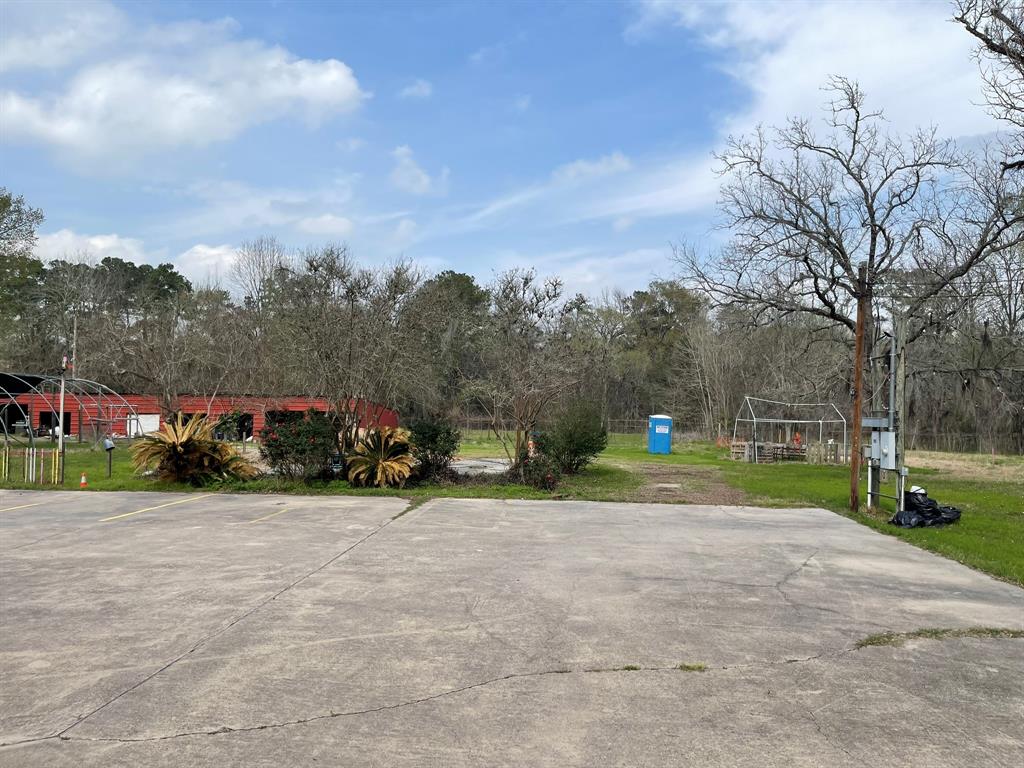 701 Hamblen Rd, Kingwood, TX 77339