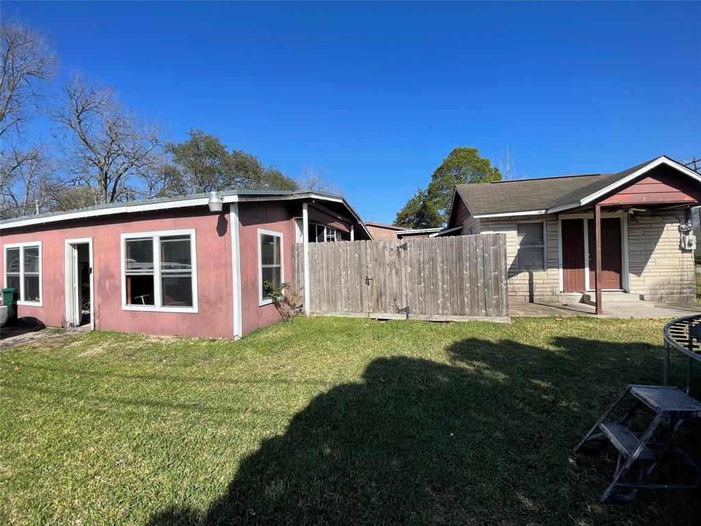 2738 Pansy St, Pasadena, TX 77503