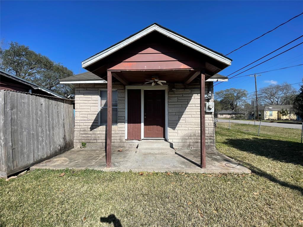 2738 Pansy St, Pasadena, TX 77503