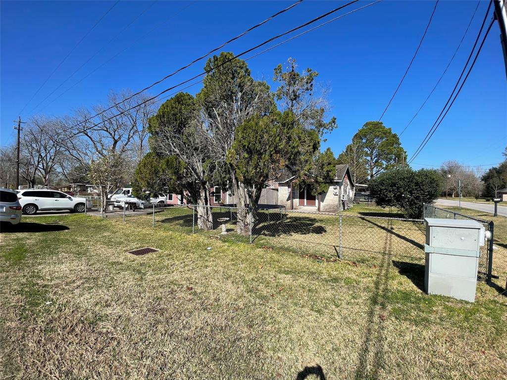 2738 Pansy St, Pasadena, TX 77503