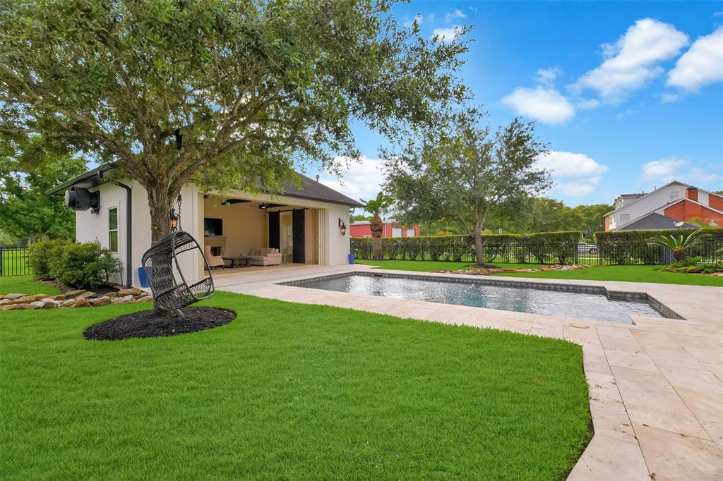 2018 San Joaquin Pkwy, Friendswood, TX 77546