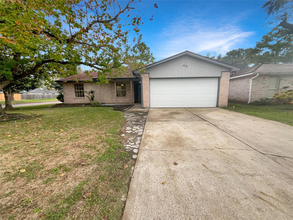 40 Wagon Lane Loop, Angleton, TX 77515