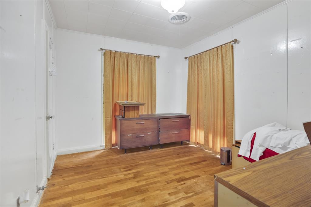 706 N Tinsley St, Angleton, TX 77515