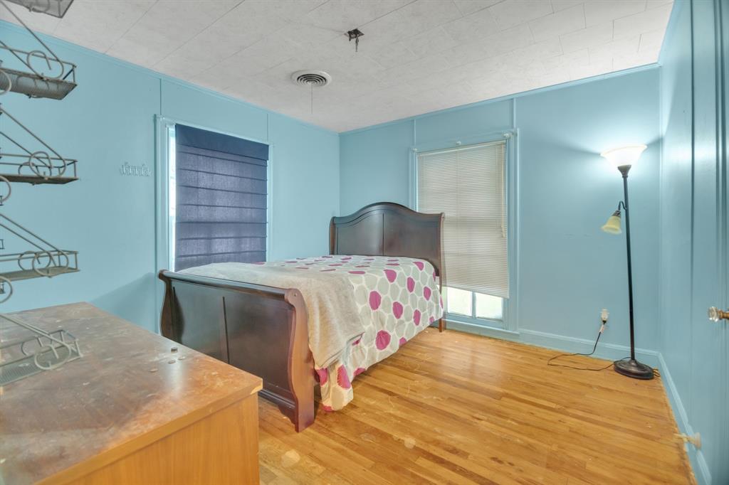 706 N Tinsley St, Angleton, TX 77515