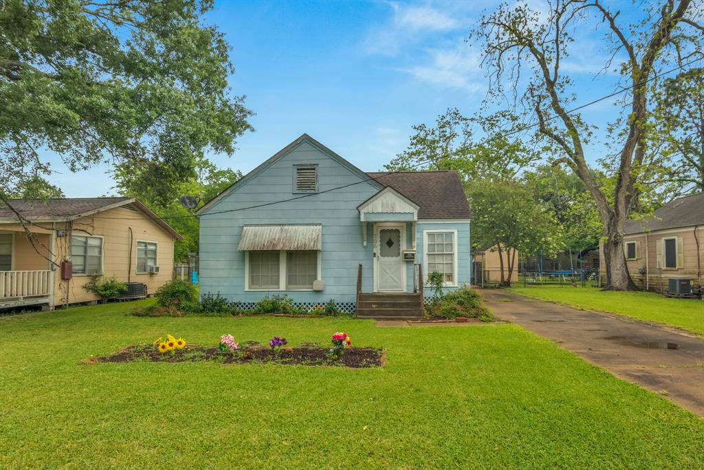 706 N Tinsley St, Angleton, TX 77515