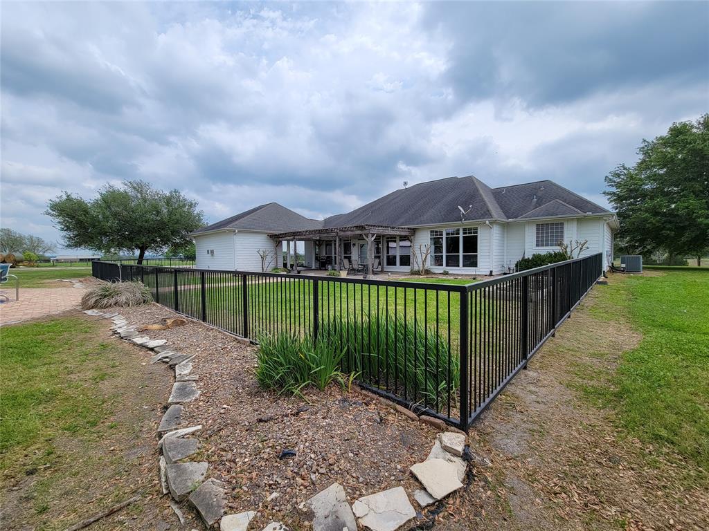 939 Old Nelsonville Road, Bellville, TX 77418