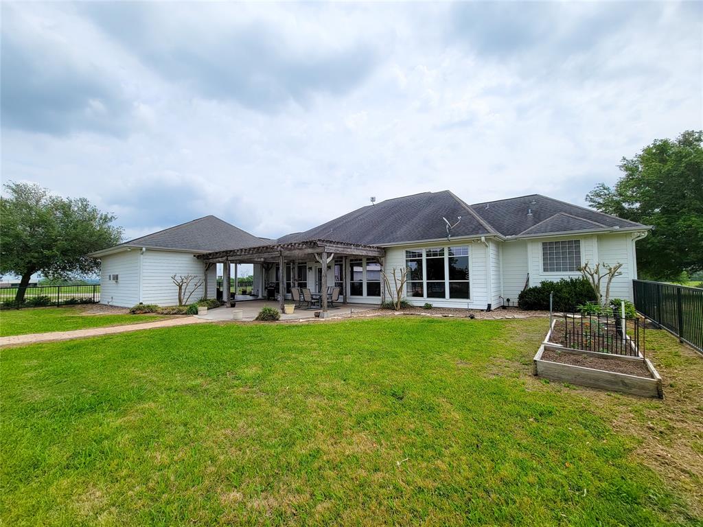 939 Old Nelsonville Road, Bellville, TX 77418