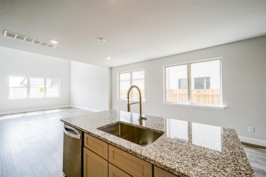 2035 Woodgate Ln, Tomball, TX 77375