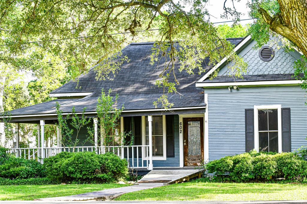 602 E Myrtle Street, Angleton, TX 77515