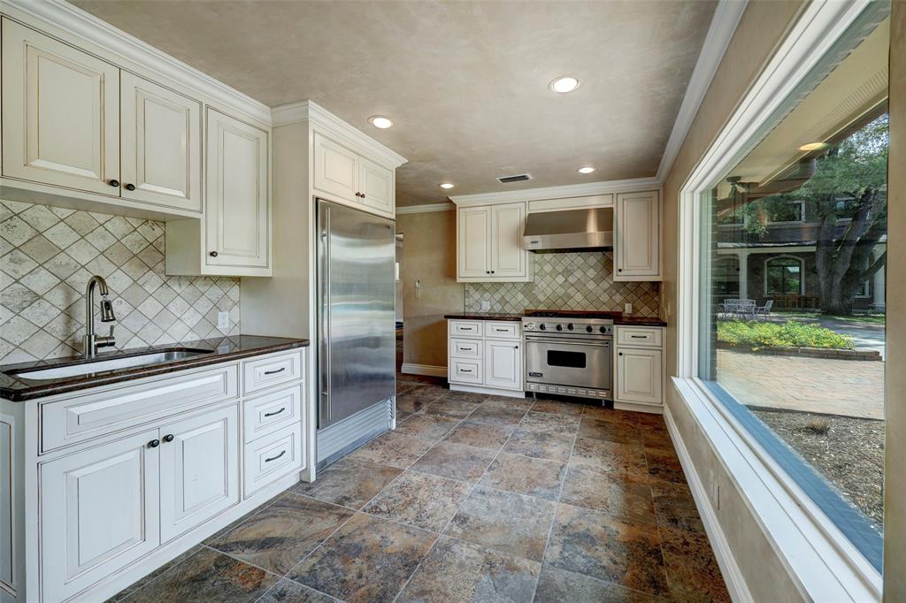 15 E Rivercrest Drive, Houston, TX 77042