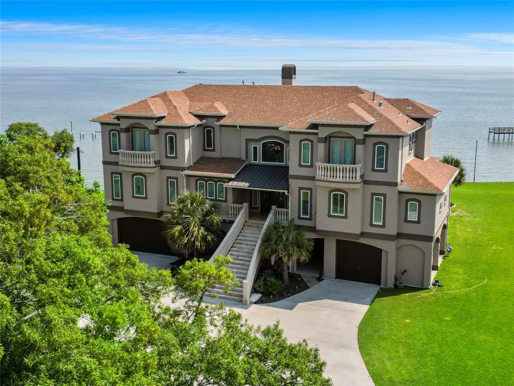 4614 W Bayshore Dr, Bacliff, TX 77518