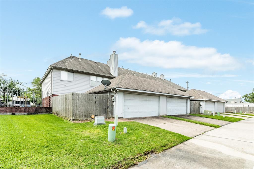 1215 El Camino Village Dr, ster, TX 77058