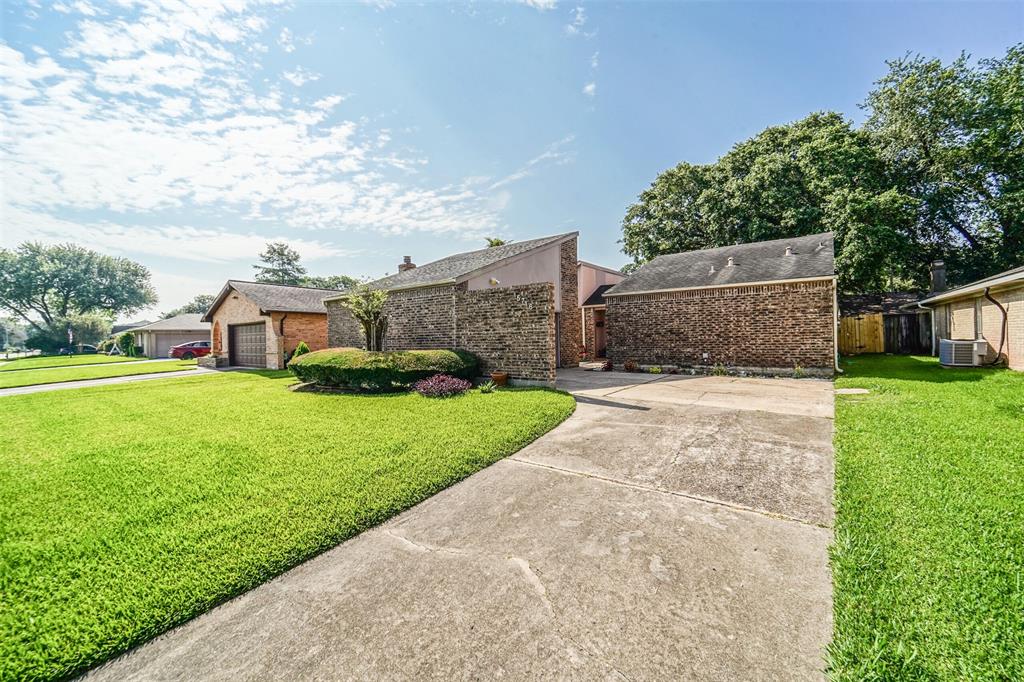 15718 Echo Hill Drive, Houston, TX 77059