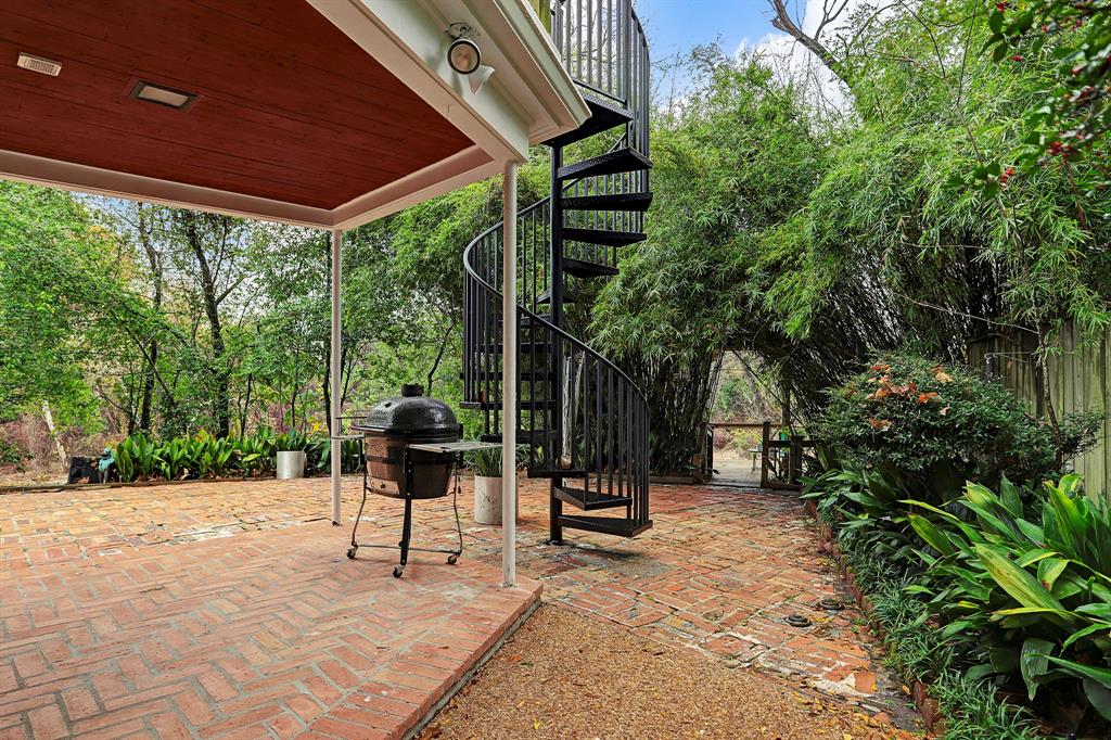 210 Pine Hollow Ln, Houston, TX 77056