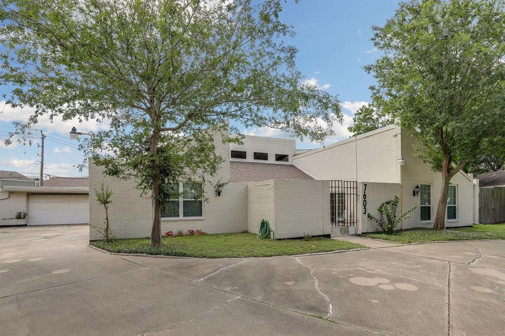 7603 Rollingbrook Dr, Houston, TX 77071