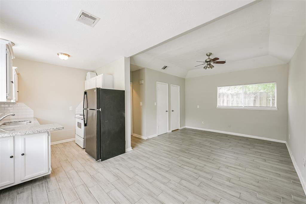 931 Laurel St, La Marque, TX 77568