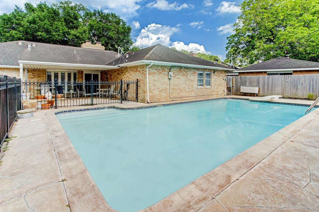 11006 Ashcroft Dr, Houston, TX 77096