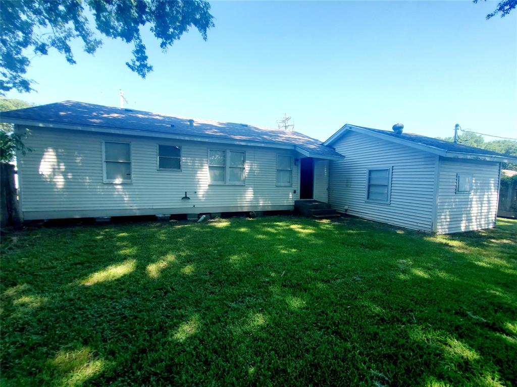 958 Milam St, Liberty, TX 77575