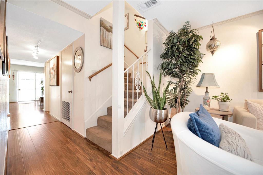 375 N Post Oak Ln, Houston, TX 77024