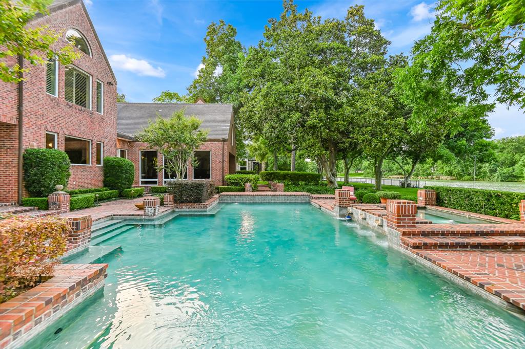 427 W Alkire Lake Drive, Sugar Land, TX 77478