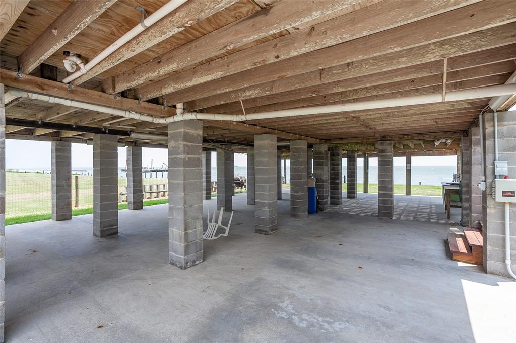 213 Heartfield Ln, Smith Point, TX 77514