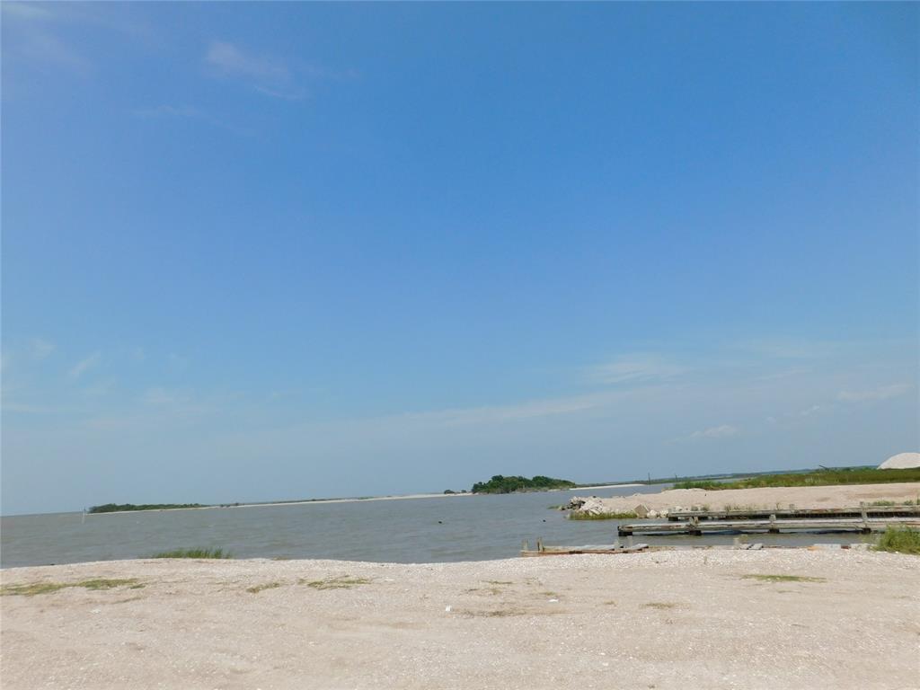 213 Heartfield Ln, Smith Point, TX 77514