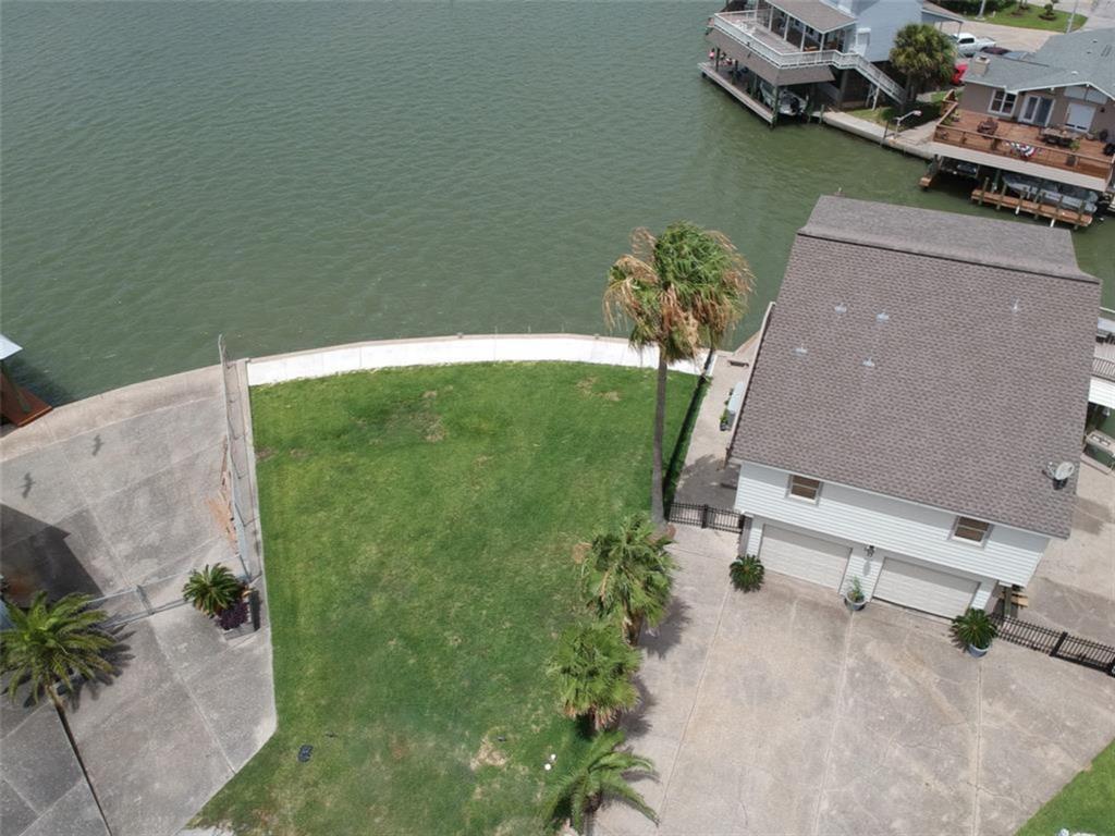 102 Tamana Dr, Tiki Island, TX 77554