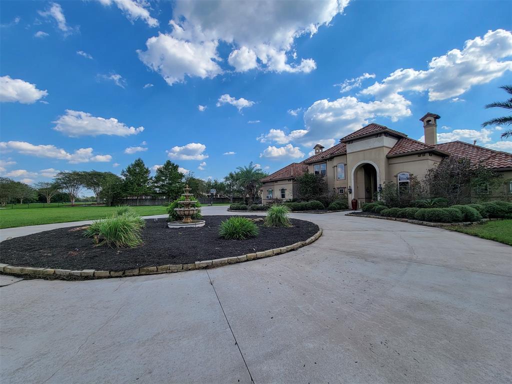 1819 Darby Ln, Fresno, TX 77545