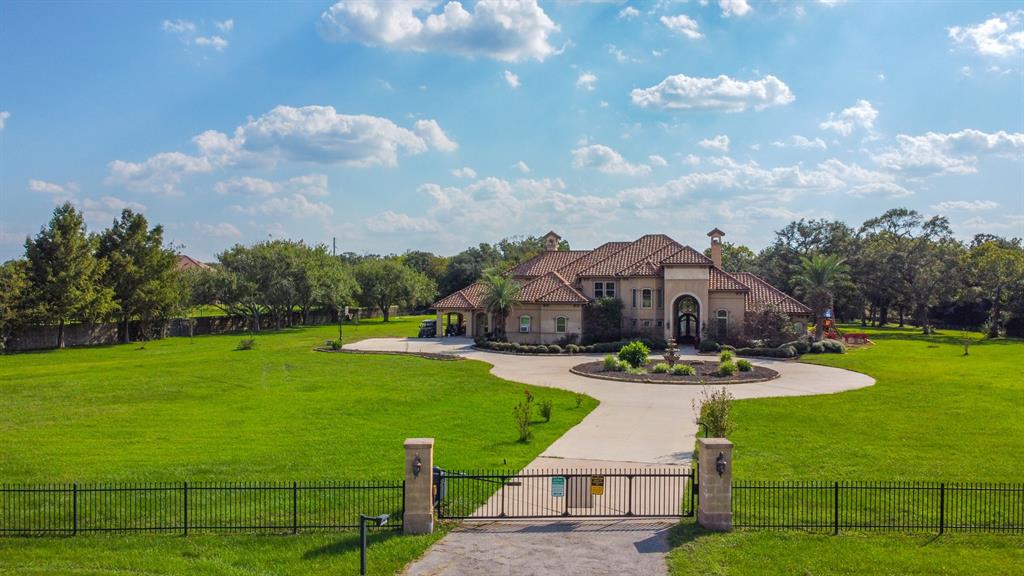 1819 Darby Ln, Fresno, TX 77545