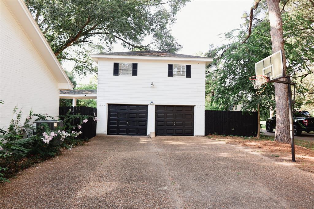 9 Colony Dr, Angleton, TX 77515