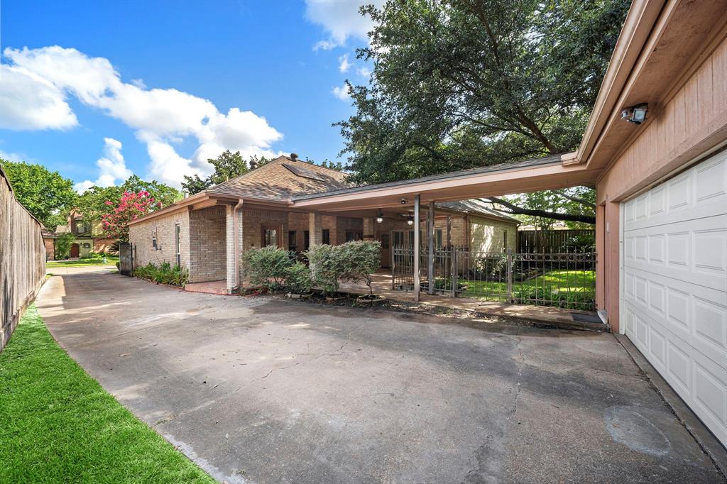 11823 Carriage Hill Dr, Houston, TX 77077