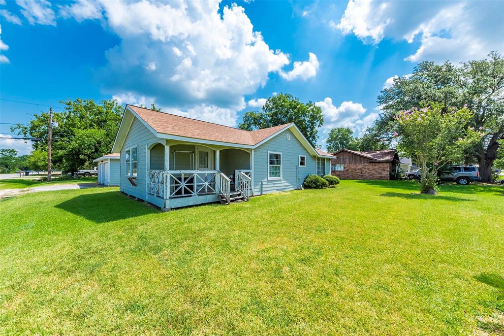 2411 Loch Lomond St, Highlands, TX 77562